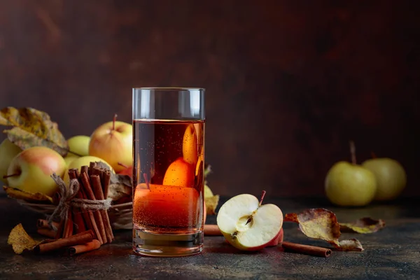 Copo Suco Maçã Cidra Com Maçãs Suculentas Paus Canela Uma — Fotografia de Stock