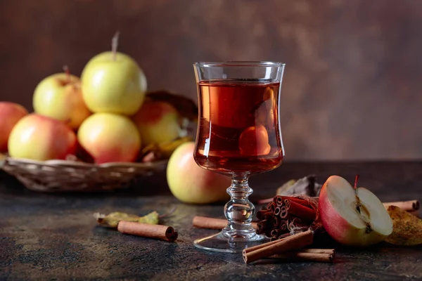 Glas Apfelsaft Oder Apfelmost Mit Saftigen Äpfeln Und Zimtstangen Auf — Stockfoto