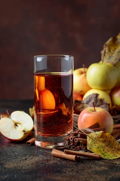 Vaso Jugo Manzana Sidra Con Manzanas Jugosas Palitos Canela Una — Foto de Stock