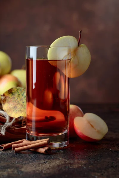 Ποτήρι Χυμού Μήλου Μηλίτη Ζουμερά Μήλα Και Ξυλάκια Κανέλας Ένα — Φωτογραφία Αρχείου