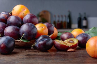 Mutfak masasının üzerinde olgunlaşmış sulu Erik. Seçici odak.