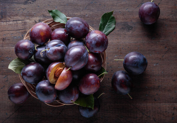 Спелые сочные сливы на деревянном фоне. Вид сверху, пространство для копирования
.