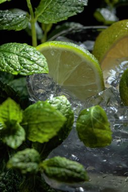 Mojito kireç, buz ve koyu arka plan üzerine nane ile kokteyl içki. Seçici odak .