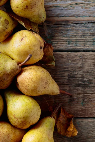 Rijpe Peren Gezonde Natuurvoeding Oude Houten Achtergrond Bovenaanzicht Kopie Ruimte — Stockfoto