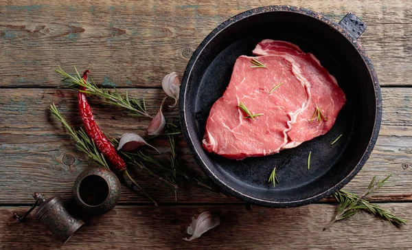 Rauwe Biefstuk Met Kruiden Specerijen Bovenaanzicht — Stockfoto