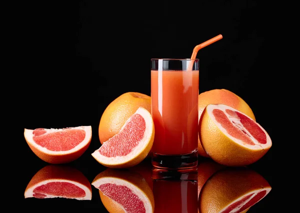 Pohár Friss Grapefruit Juice Vágott Gyümölcsöt Fekete Háttér — Stock Fotó