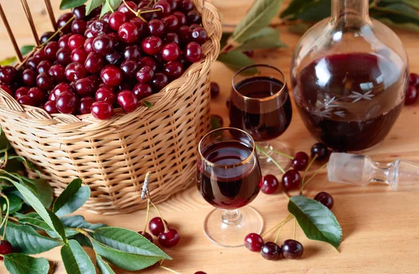 Vinho Cereja Licor Sobre Fundo Madeira Cerejas Suculentas Maduras Cesta — Fotografia de Stock