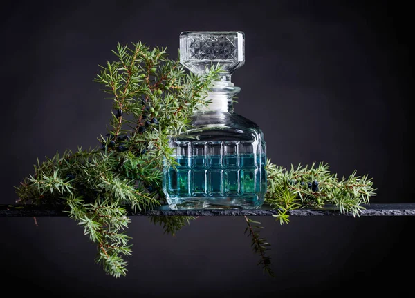 Crystal Borosüveggel Juniper Bogyók Fekete Alapon Kék Gin — Stock Fotó
