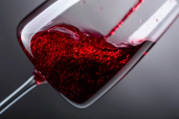 Vino Rosso Versato Nel Bicchiere Vino — Foto Stock