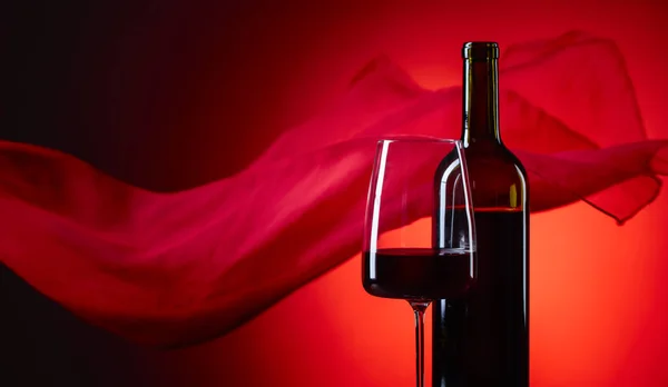 Verre Bouteille Vin Rouge Sur Fond Rouge Tissu Transparent Rouge — Photo