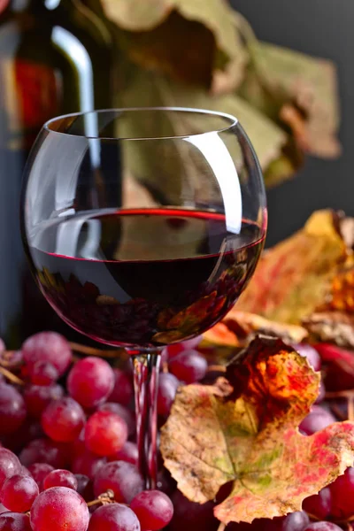 Vinho Tinto Uva Com Folhas Videira Uma Mesa Madeira Velha — Fotografia de Stock