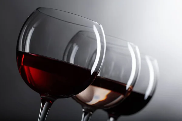 Verres Vin Rose Rouge Blanc Sur Fond Sombre Concentration Sélective — Photo