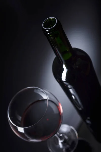 ガラスと赤ワイン テキストのコピー スペースのびん — ストック写真