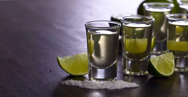 Kleine Gläser Tequila Und Limettenscheiben — Stockfoto
