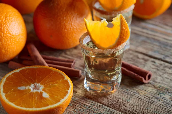 Kleine Glazen Tequila Stukjes Sinaasappel Kaneel Stokjes — Stockfoto