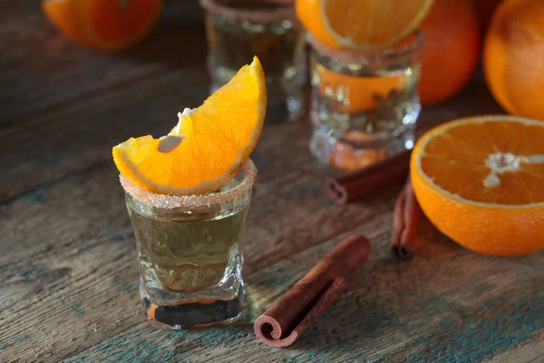 Vasos Pequeños Tequila Rodajas Naranja Palitos Canela — Foto de Stock
