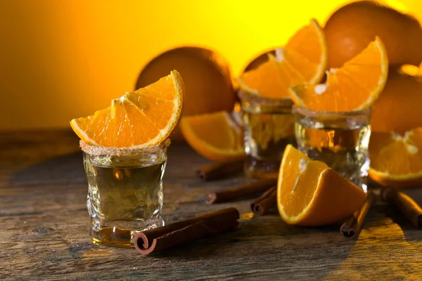 Kleine Gläser Tequila Orangenscheiben Und Zimtstangen — Stockfoto