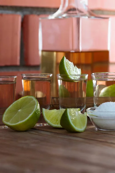 Kleine Gläser Tequila Und Limettenscheiben — Stockfoto