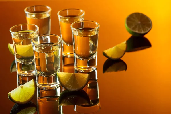 Piccoli Bicchieri Tequila Fette Lime — Foto Stock