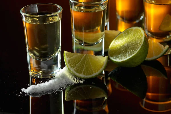 Piccoli Bicchieri Tequila Fette Lime — Foto Stock