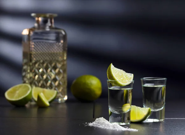 Pequenos Copos Tequila Fatias Limão — Fotografia de Stock