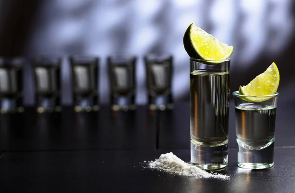 Kleine Gläser Tequila Und Limettenscheiben — Stockfoto