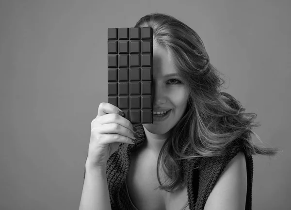 Gelukkig Mooie Jongedame Eten Van Chocolade Jonge Blonde Met Natuurlijke — Stockfoto