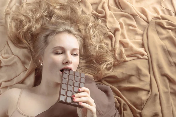 Gelukkig Mooie Jongedame Eten Van Chocolade Jonge Blonde Met Natuurlijke — Stockfoto