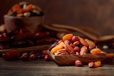 Çeşitli kurutulmuş meyve ve fındık eski bir ahşap tablo.