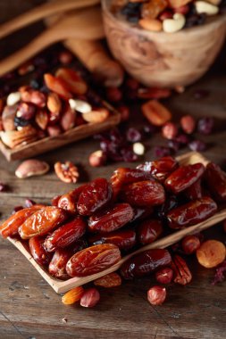 Çeşitli kurutulmuş meyve ve fındık eski bir ahşap tablo.