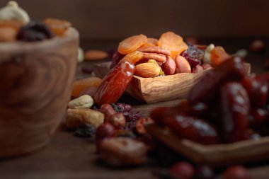 Çeşitli kurutulmuş meyve ve fındık ahşap tabak.