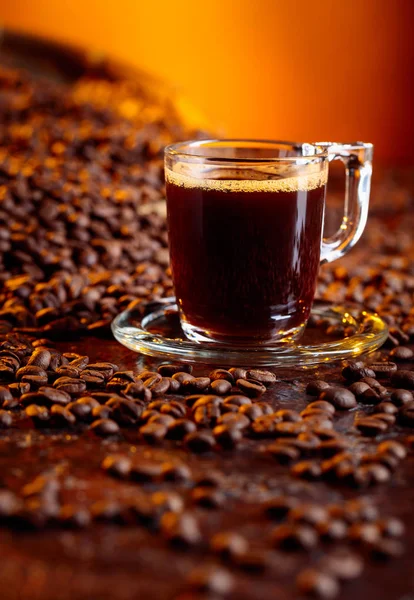 Espresso Kaffebryggare Kopp Med Kaffe Bönor Ett Brunt Bord — Stockfoto