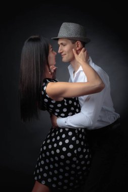 Puantiyeli elbise ve Beyaz tişörtlü adam genç güzel kadın. Aşık çift.