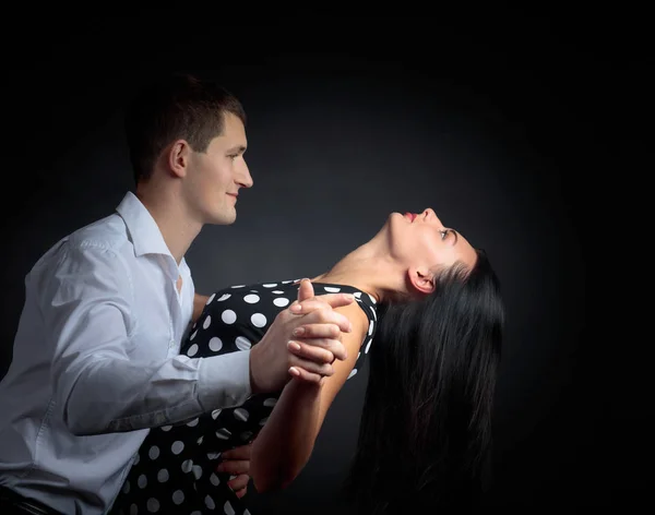 Jovem Mulher Bonita Vestido Bolinhas Homem Camisa Branca Dançando Tango — Fotografia de Stock