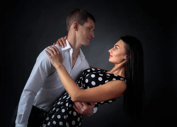 Jovem Mulher Bonita Vestido Bolinhas Homem Camisa Branca Dançando Tango — Fotografia de Stock