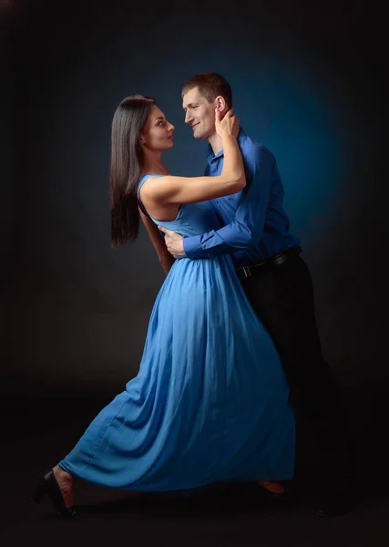 Молодая Красивая Женщина Длинном Голубом Платье Мужчина Голубой Рубашке Танцует — стоковое фото
