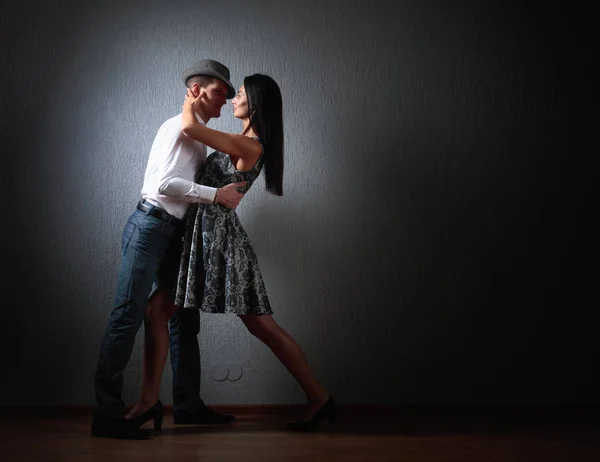 Jovem Bela Mulher Vestido Homem Camisa Branca Dançando Tango Casal — Fotografia de Stock