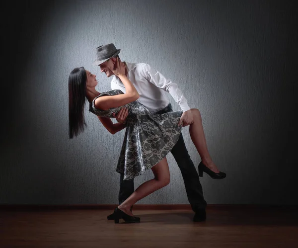 Jovem Bela Mulher Vestido Homem Camisa Branca Dançando Tango Casal — Fotografia de Stock