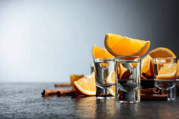 Tequila Gläser Mit Orangen Und Zimtstangen Auf Einem Tisch Der — Stockfoto