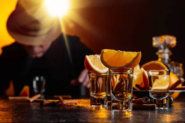 Tequila Gläser Mit Orangen Und Zimtstangen Auf Einem Tisch Der — Stockfoto