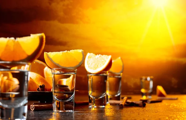 Okulary Tequila Pomarańczą Cynamonem Kije Zachodzie Słońca Miejsce — Zdjęcie stockowe