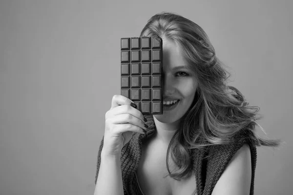 Gelukkig Mooie Jongedame Eten Van Chocolade Jonge Blonde Met Natuurlijke — Stockfoto