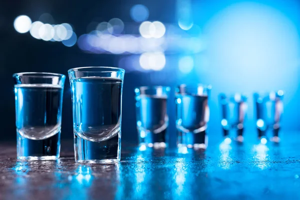 Óculos Vodka Iluminados Com Luz Fundo Azul Espaço Cópia — Fotografia de Stock