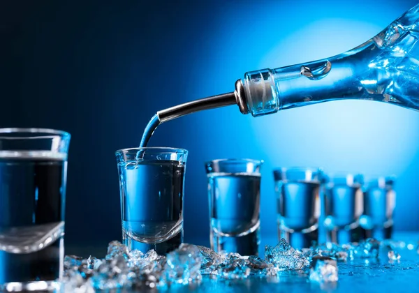 Vodka Vertido Vidrio Iluminado Con Luz Fondo Azul Copiar Espacio — Foto de Stock