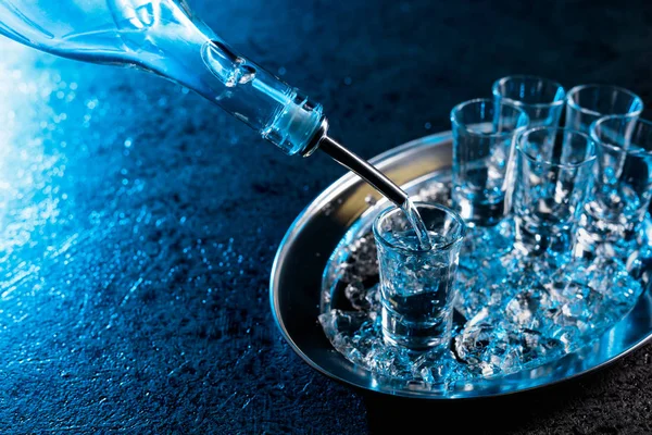 Vodka Vertido Vaso Iluminado Con Luz Fondo Azul Vodka Refrigerado — Foto de Stock