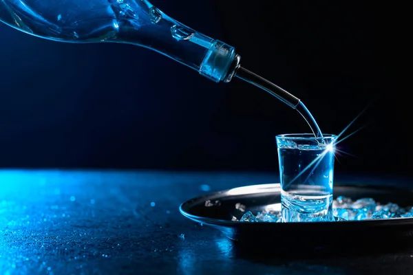 Wodka Een Glas Verlicht Met Blauwe Achtergrondverlichting Gegoten Kopieer Ruimte — Stockfoto