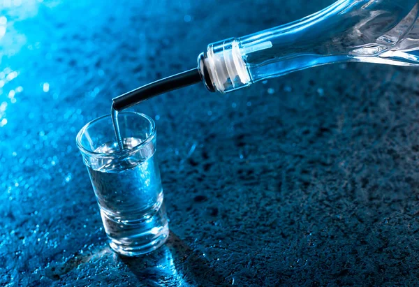 Vodka Versato Bicchiere Illuminato Con Retroilluminazione Blu Copia Spazio — Foto Stock