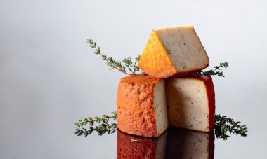 Kırmızı Pecorino koyun peyniri, kekik ve biber ile. Güney İtalya'da üretilen geleneksel koyun peyniri.  