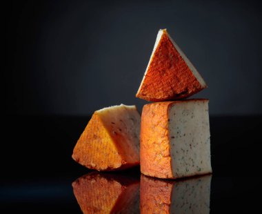 Kırmızı Pecorino koyun peyniri, biber ve baharat ile. Güney İtalya'da üretilen geleneksel koyun peyniri.  