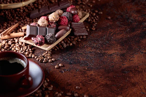 Vários Chocolates Xícara Café Preto Doces Com Paus Canela Grãos — Fotografia de Stock